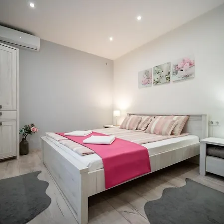 Laurapartman Apartament *
